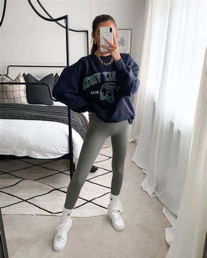 Can I wear leggings in a pool?