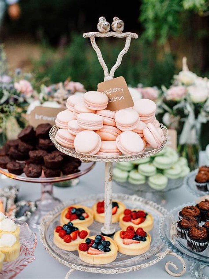 How many desserts should you have at a wedding?