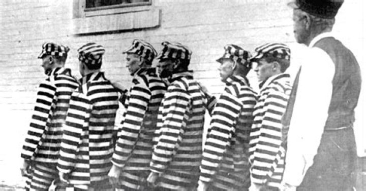 What clothes do prisoners wear?