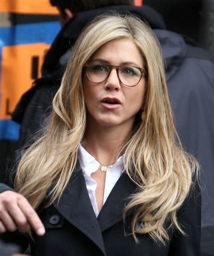 What kind of glasses does Jennifer Aniston wear?